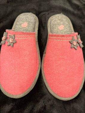 Acorn Women's Red Felt Slip-On Slippers with Gray Flower Accents